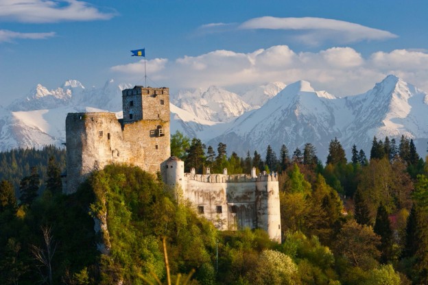 zamek w Niedzicy (z Tatrami)